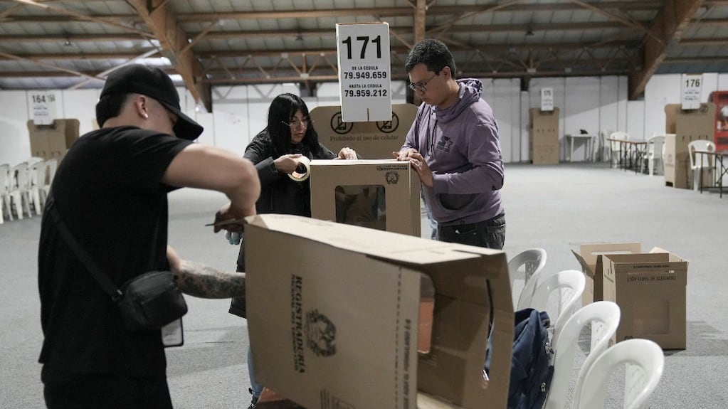 Colombianos votando en balotaje presidencial