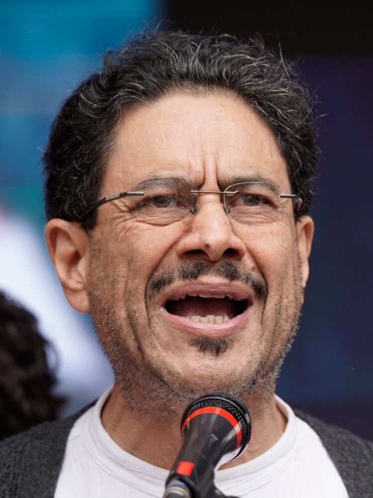 Iván Cepeda, candidato presidencial colombiano, durante un discurso en campaña