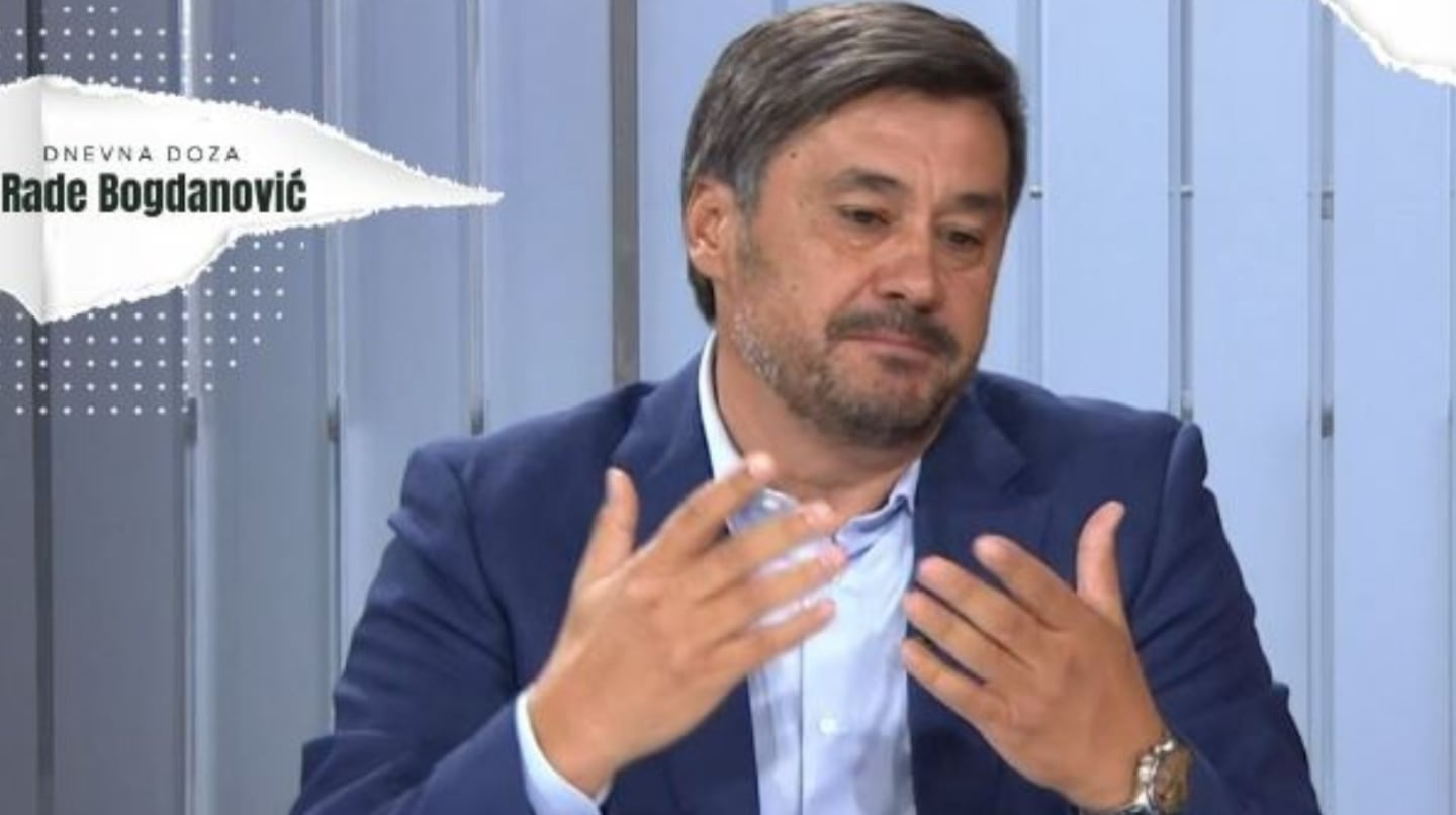 Rade Bogdanovic durante una transmisión hablando sobre controversias en el Mundial 2026