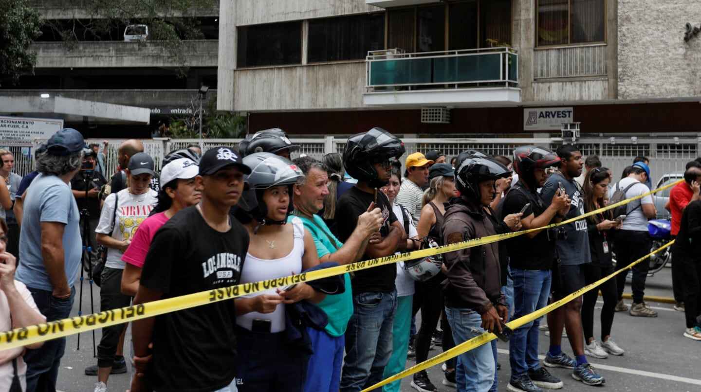 Grupo de personas esperando en una fila tras el terremoto en Venezuela