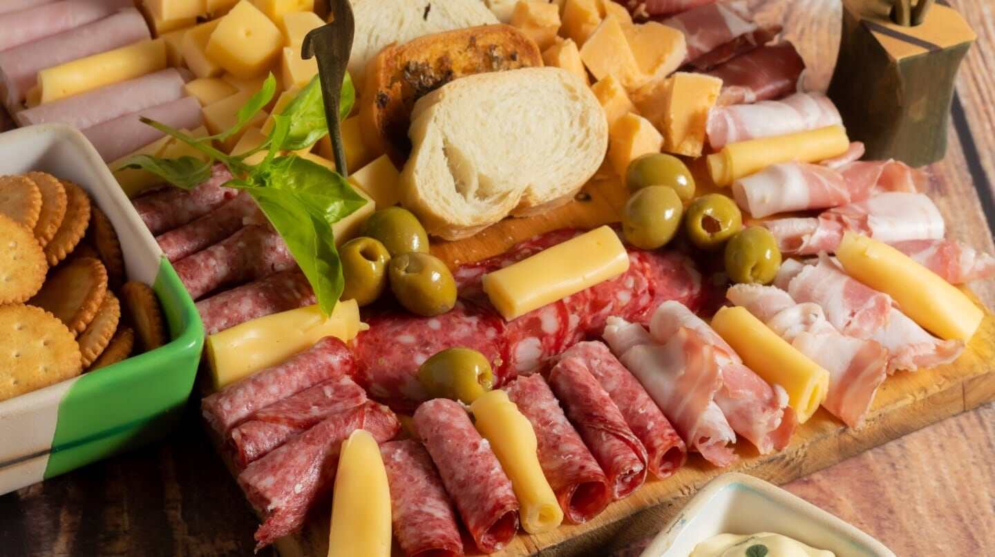 Tabla de embutidos y quesos con pan y aceitunas