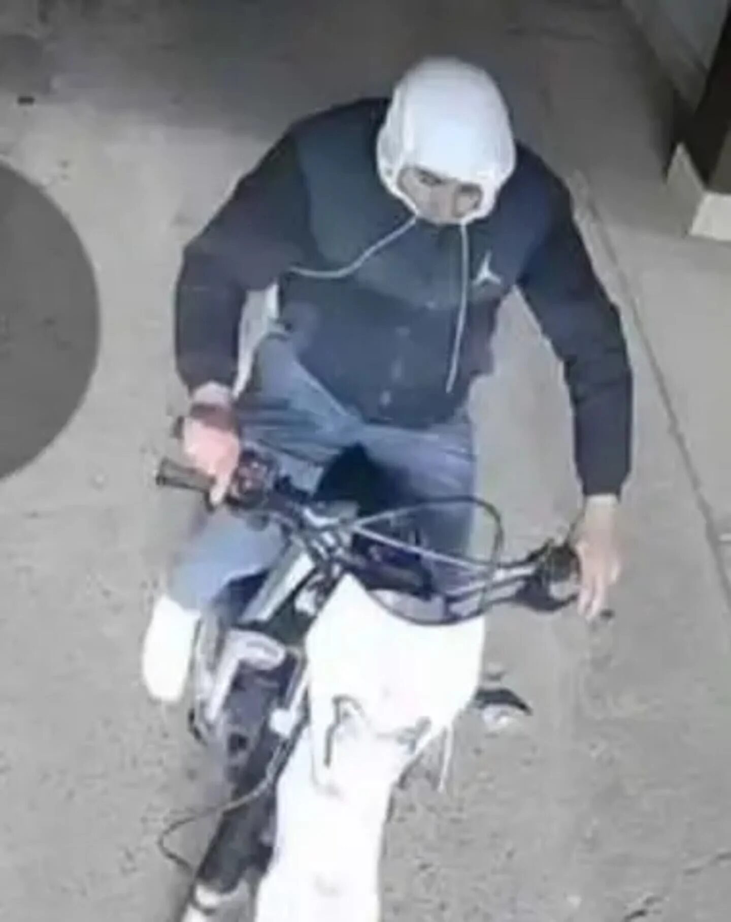 Hombre en motocicleta con capucha en un hotel de Chaco