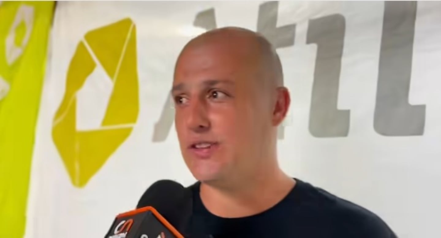 Representante del sindicato Atilra durante una entrevista sobre el conflicto laboral en Sudamericana de Lácteos