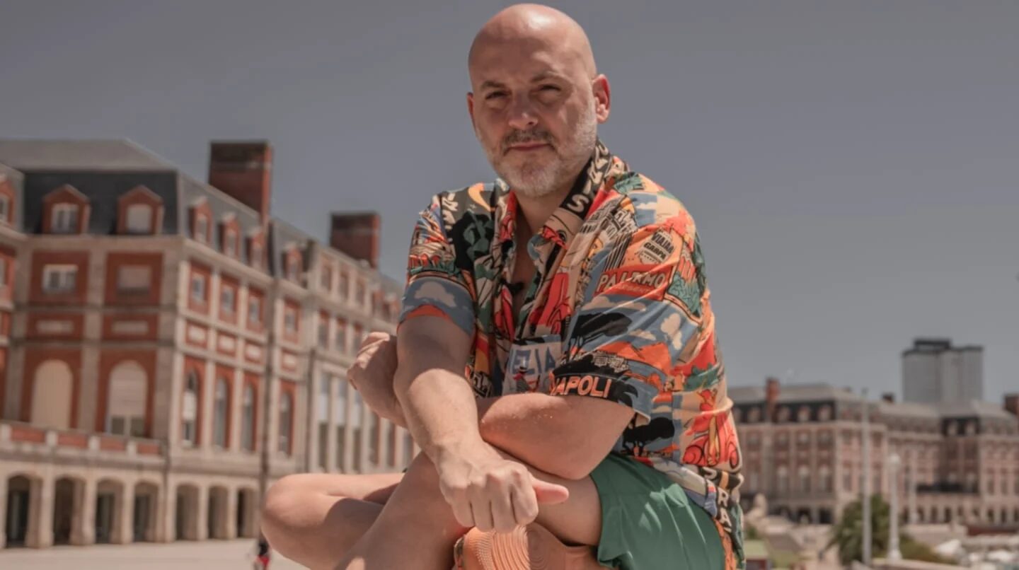 José María Muscari posando en una calle con edificios históricos de fondo
