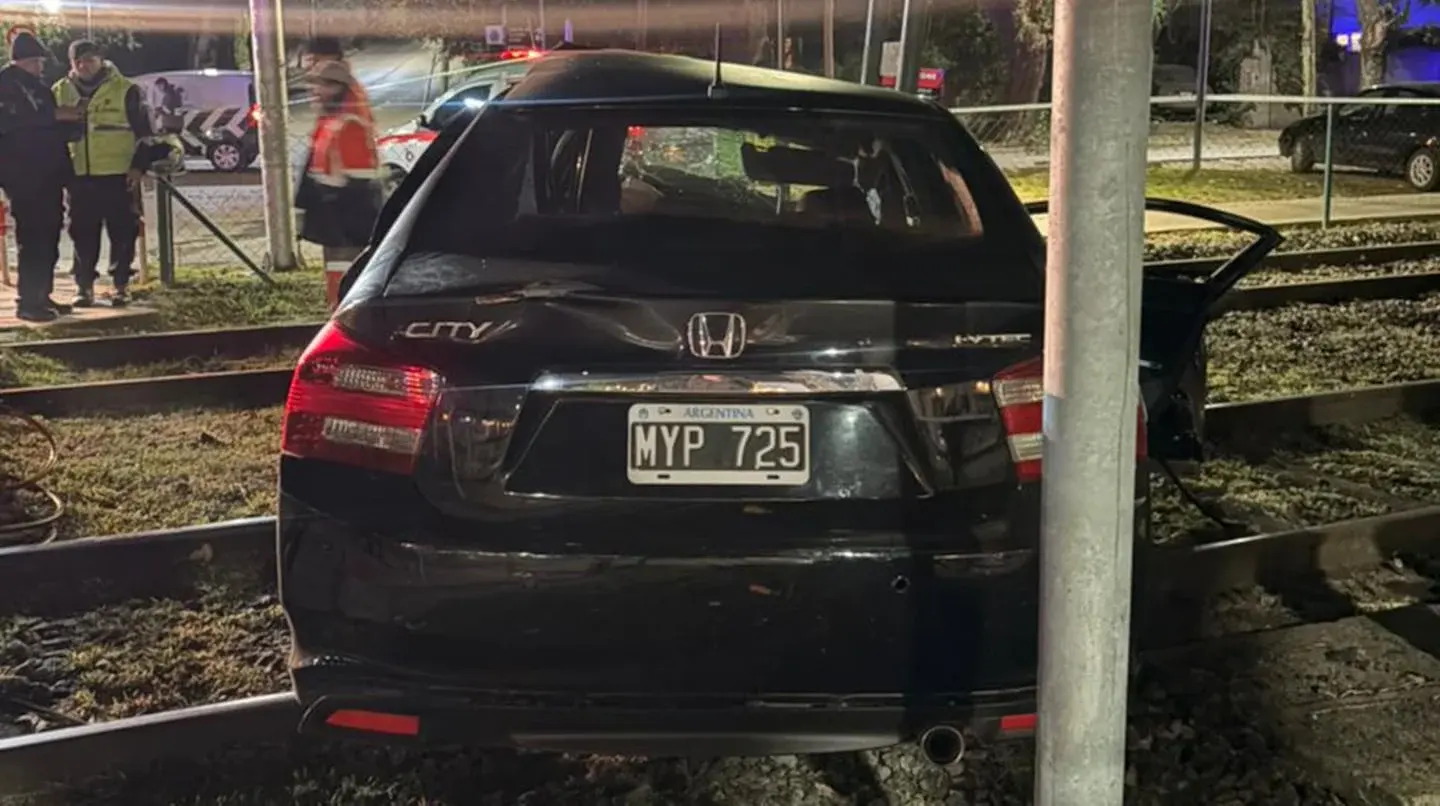 Vehículo dañado en las vías del tren tras un accidente