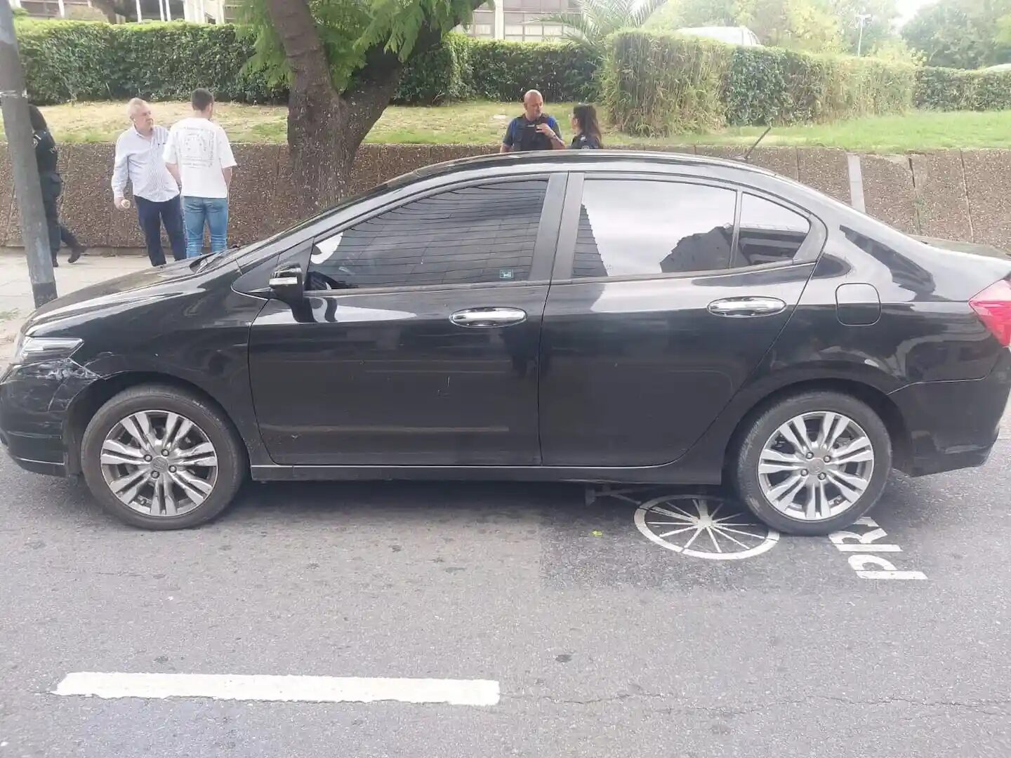 Vehículo negro involucrado en un accidente de tráfico