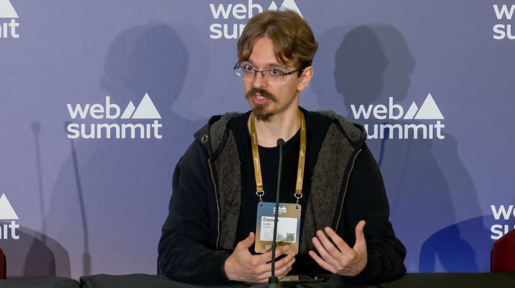 Connor Leahy discutiendo sobre inteligencia artificial en el Web Summit 2026