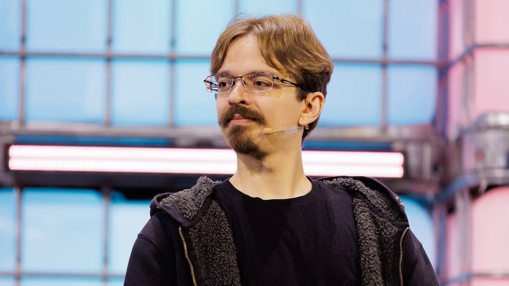 Connor Leahy hablando sobre inteligencia artificial en Web Summit Rio 2026