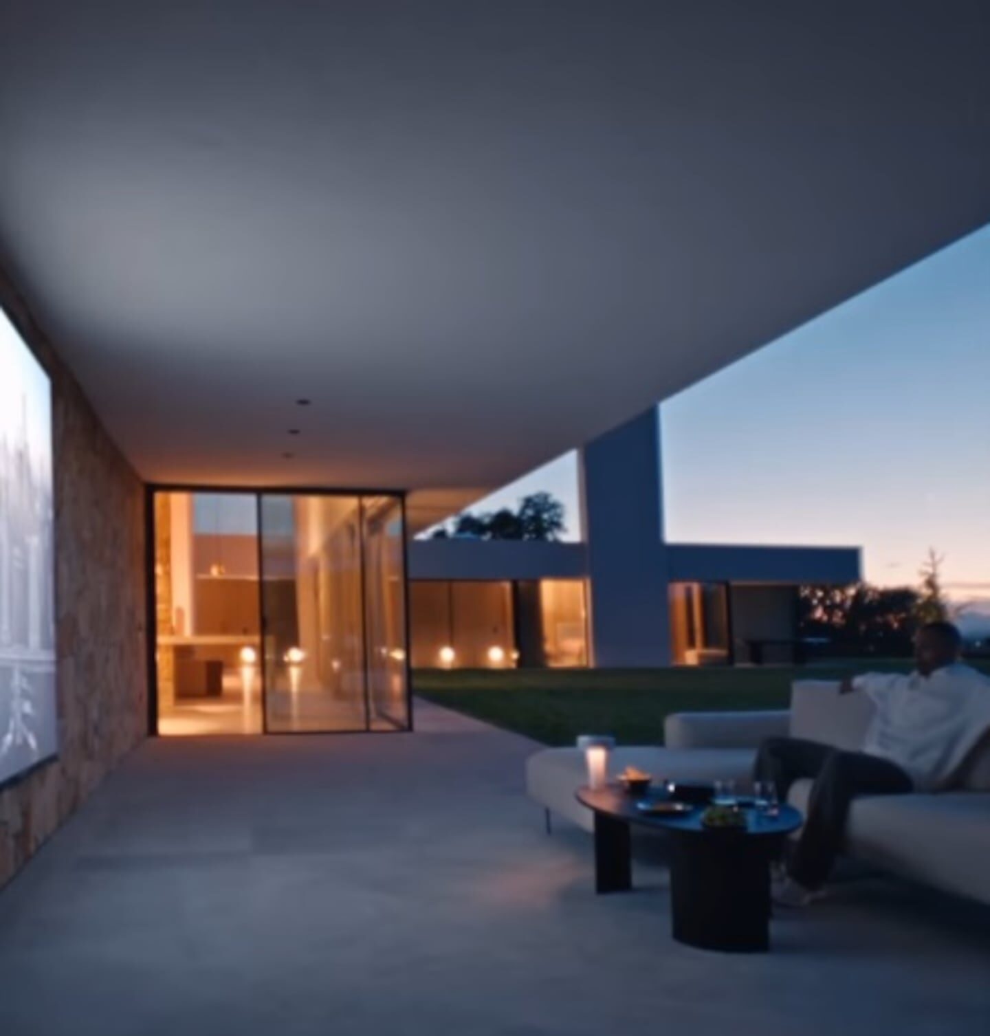 Terraza de la lujosa casa de Kylian Mbappé en Madrid al atardecer