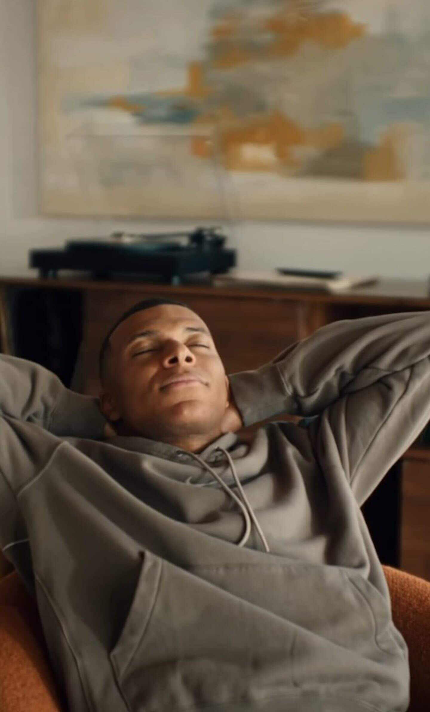 Kylian Mbappé relajándose en su lujosa casa en Madrid