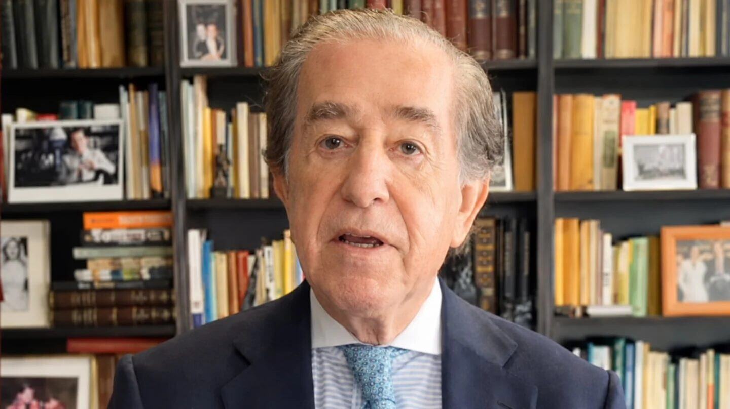 Enrique Rojas hablando sobre consejos para una vida plena y feliz frente a una estantería de libros