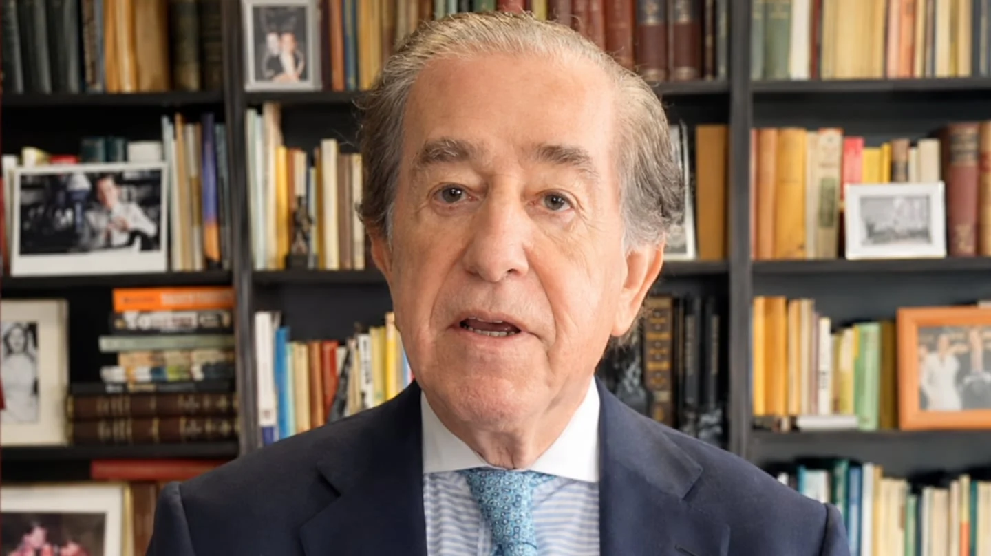 Enrique Rojas hablando sobre consejos para una vida plena y feliz frente a una estantería de libros