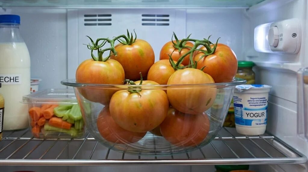 Tomates en una mesa de cocina