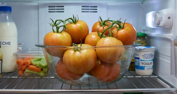 Tomates en una mesa de cocina
