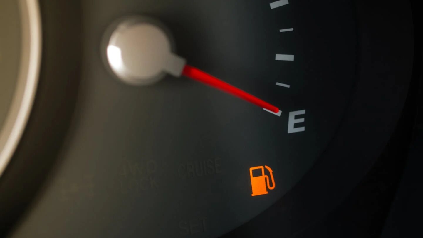 Indicador de combustible en un auto mostrando nivel bajo