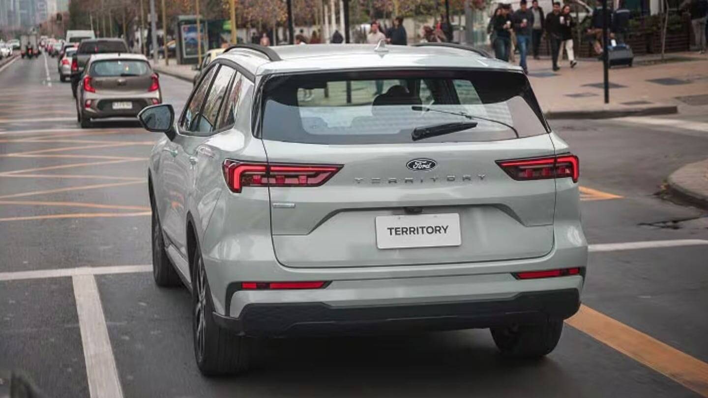 Ford Territory circulando por una calle urbana en Argentina