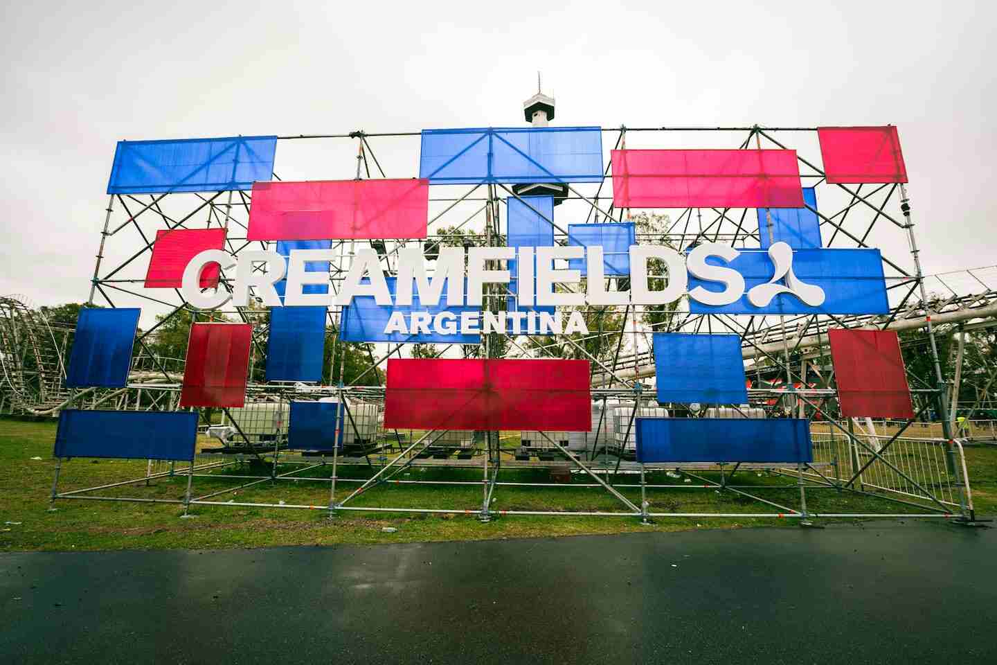 Estructura del festival Creamfields Argentina con el logo en un fondo colorido