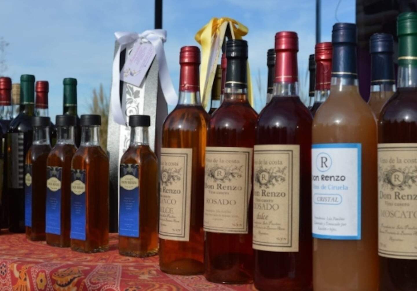 Botellas de miel y productos apícolas en una mesa durante el 6° Congreso Apícola del Periurbano en Berisso