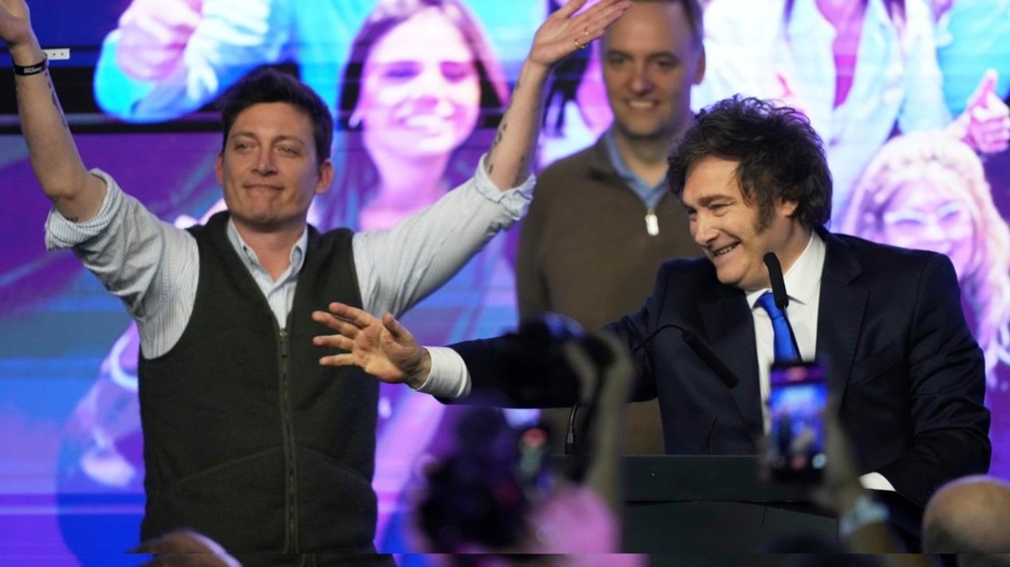 Manuel Adorni y Javier Milei en un evento político en Rosario