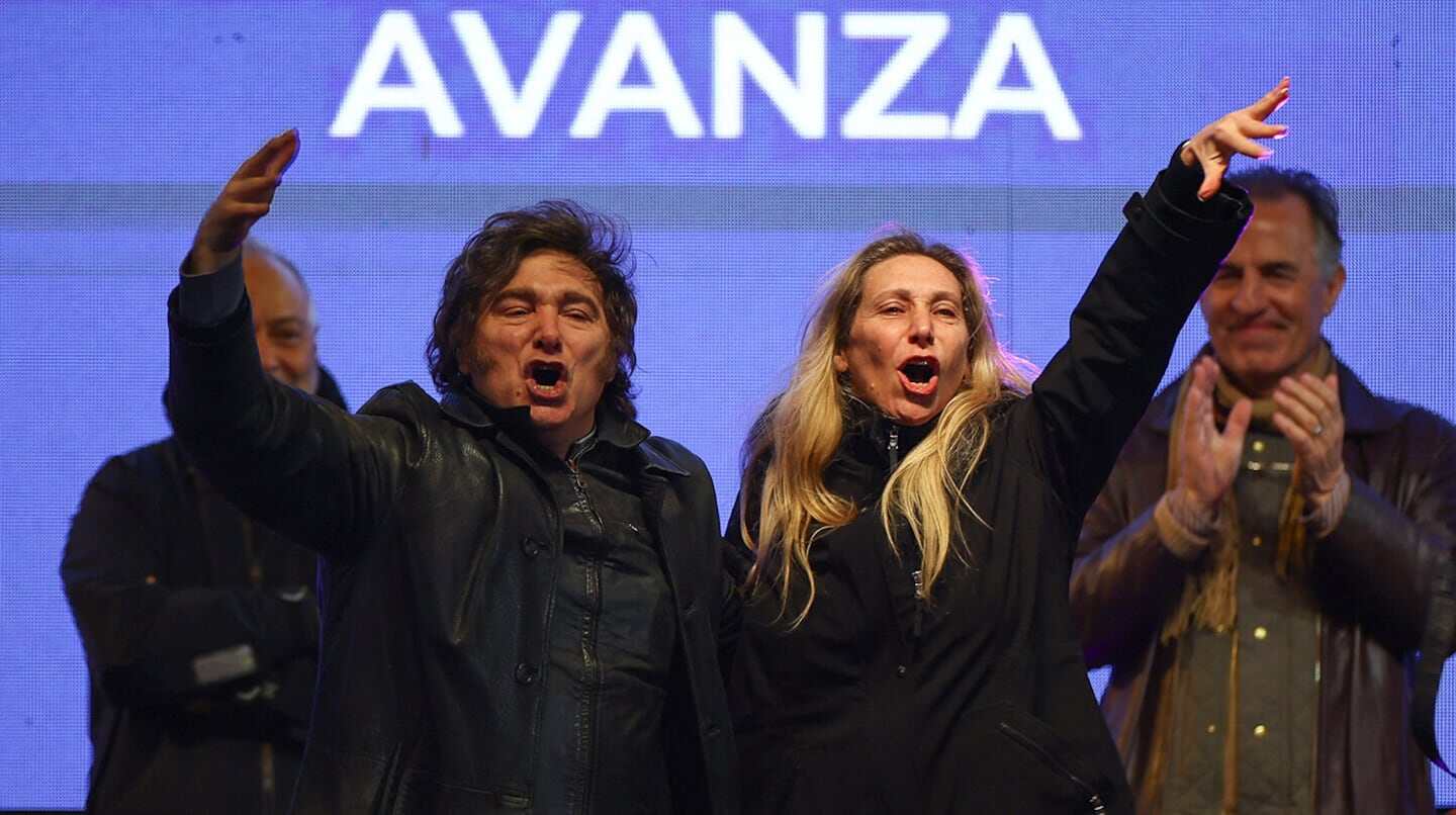 Manuel Adorni y Javier Milei en un acto político en Rosario