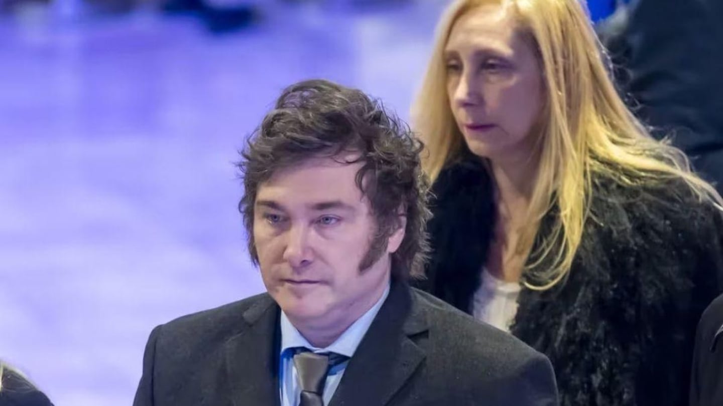 Manuel Adorni y una mujer en un evento oficial en Argentina