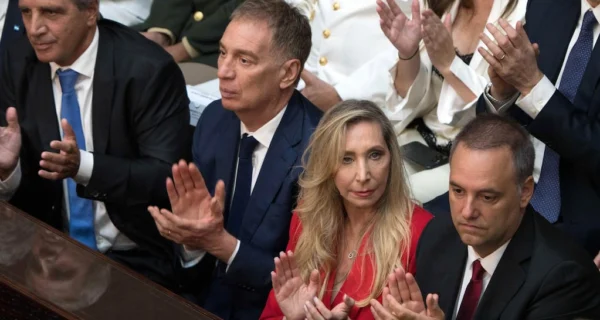 Javier Milei y Manuel Adorni en una reunión de gabinete