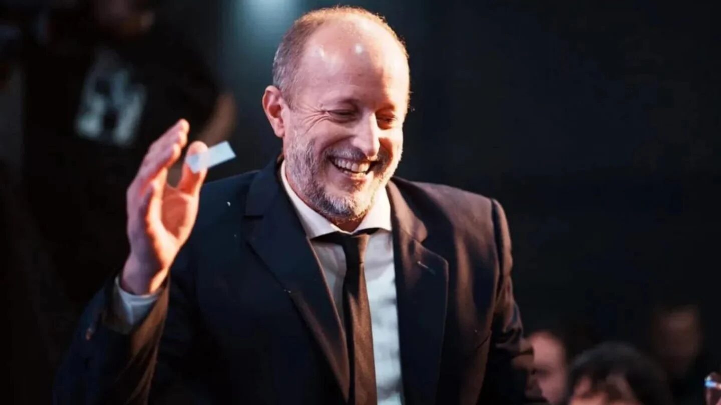 Adrián Ravier sonríe mientras se presenta como nuevo vocero del Gobierno