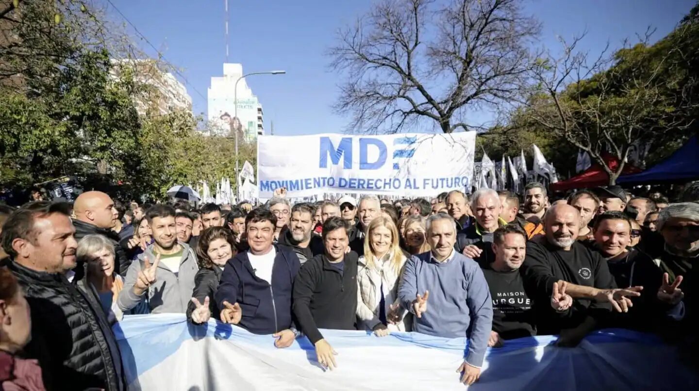 Manifestantes del peronismo sosteniendo una pancarta en una protesta en Buenos Aires