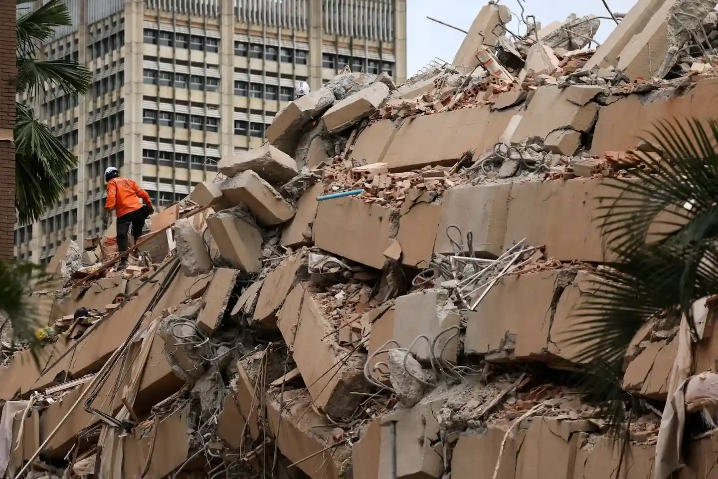 Edificio colapsado tras los terremotos en Venezuela