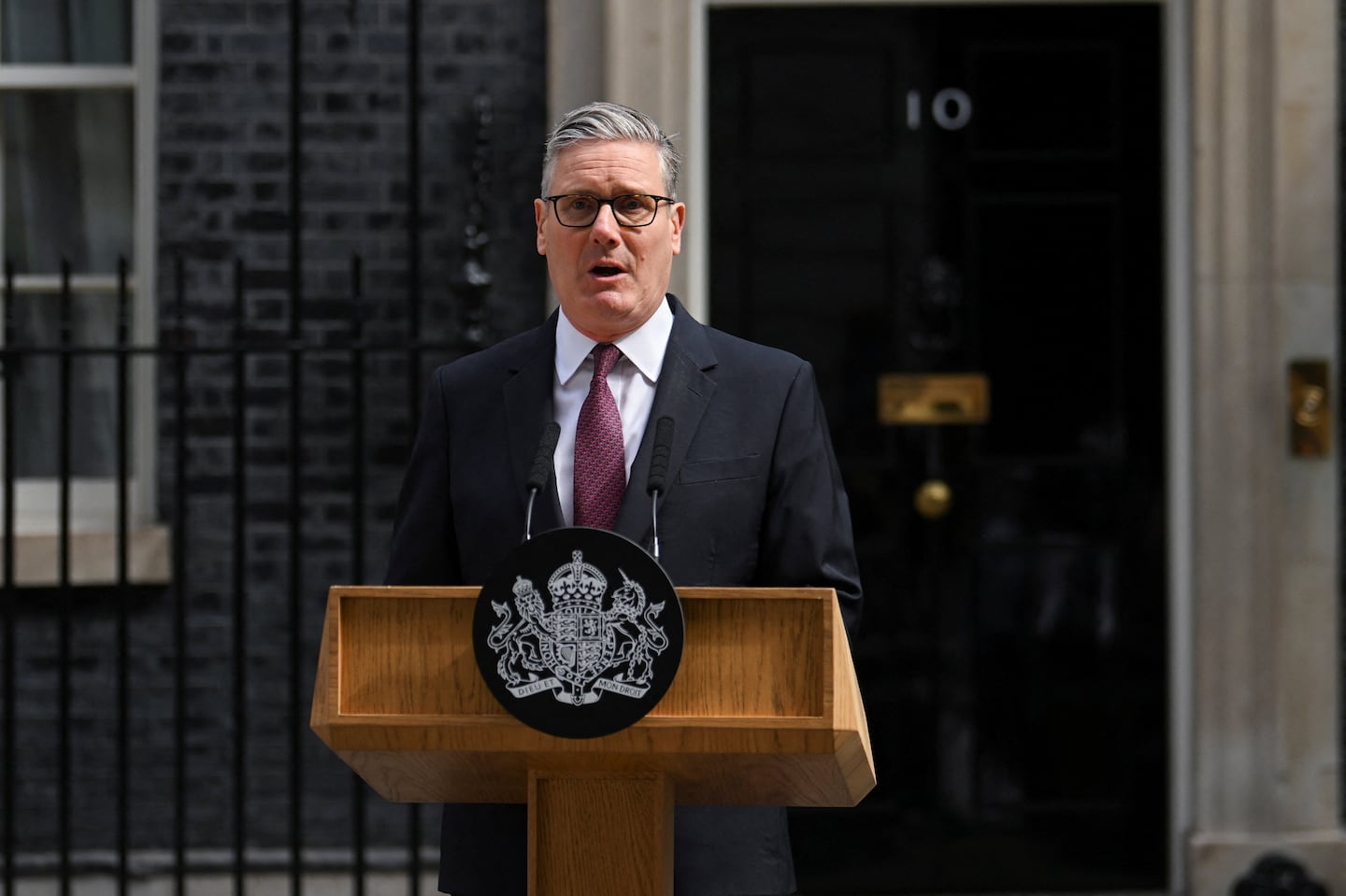 Keir Starmer anunciando su renuncia frente a la residencia del primer ministro en el Reino Unido