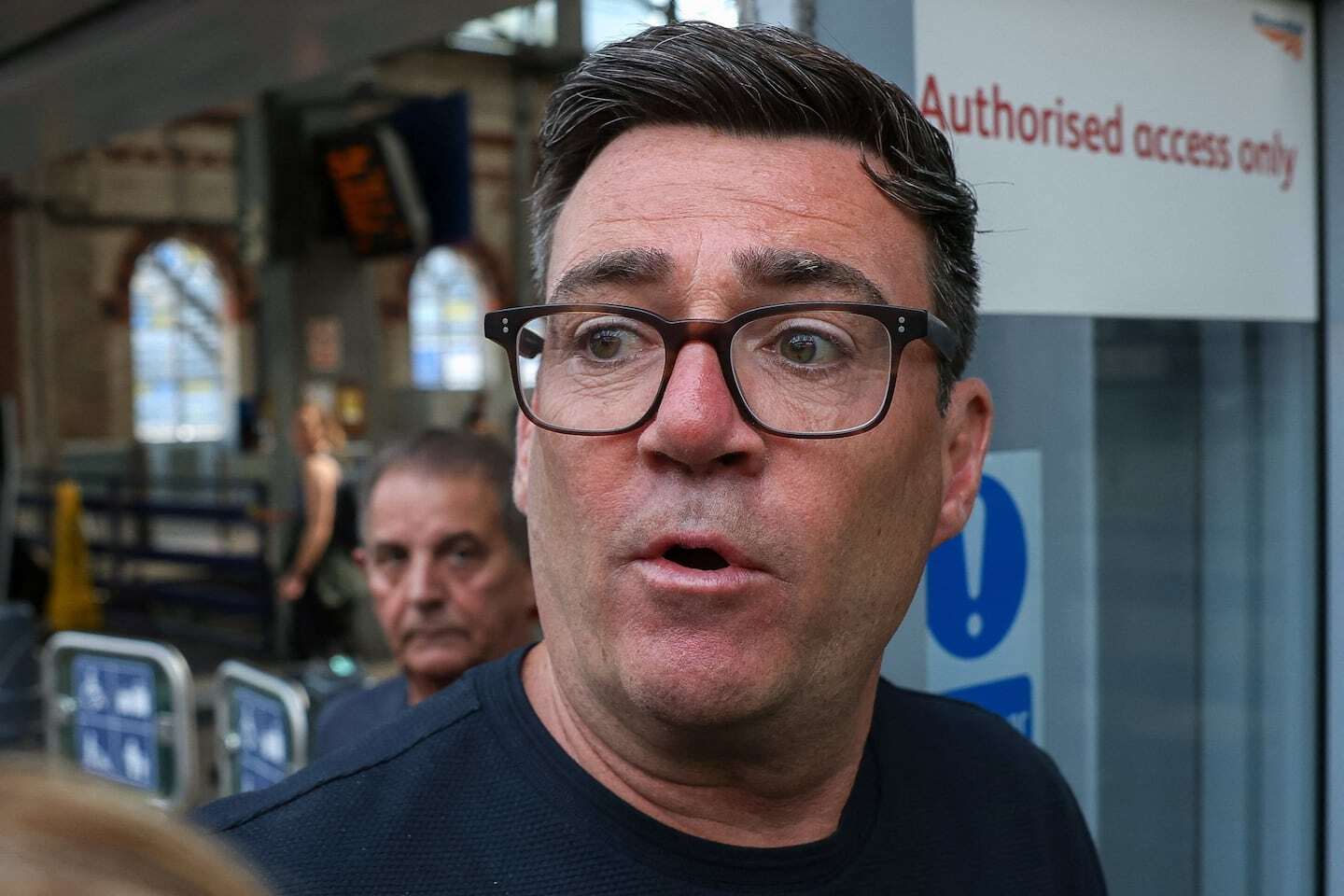 Andy Burnham hablando en una estación de tren tras la renuncia de Keir Starmer