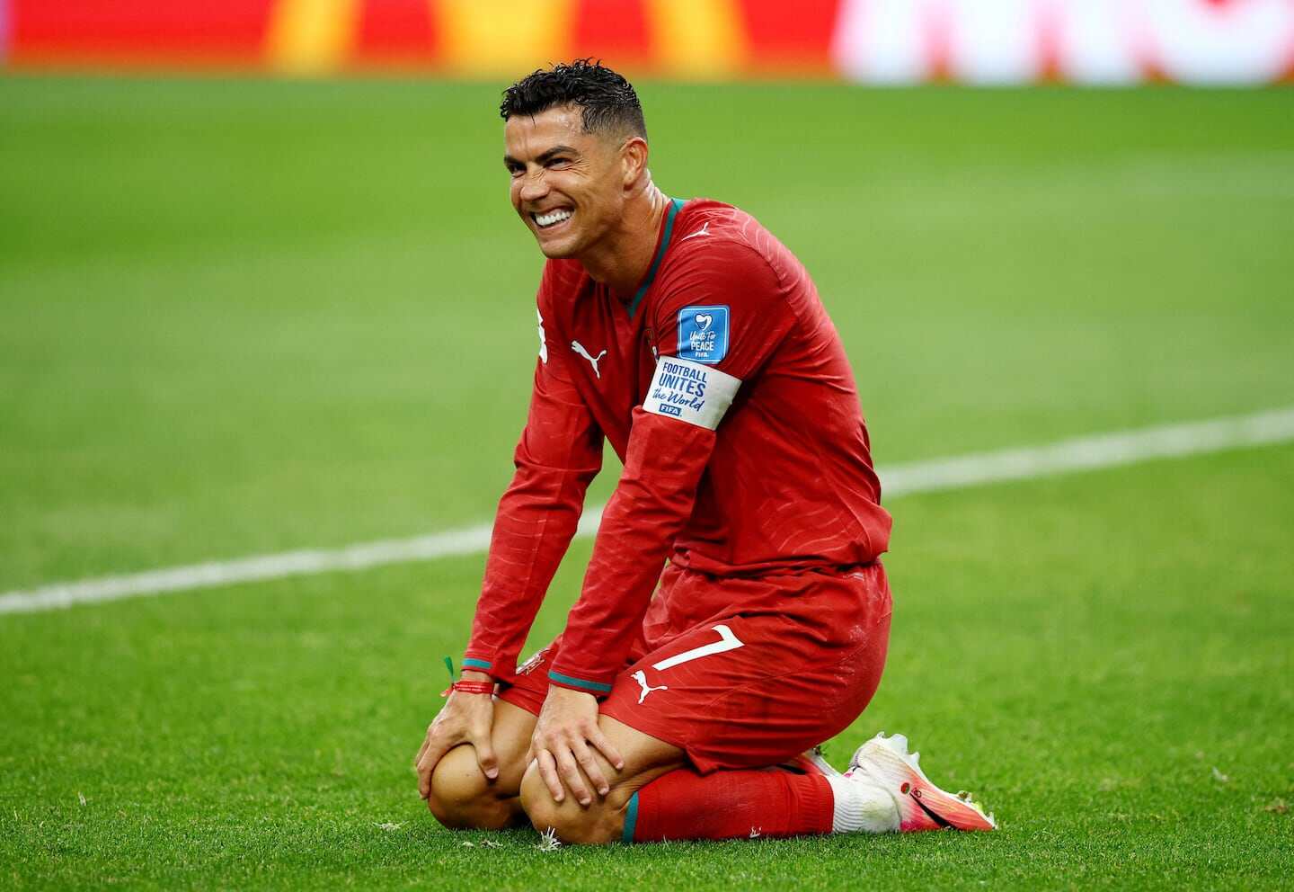 Cristiano Ronaldo sonríe mientras se arrodilla en el campo durante un partido del Mundial 2026