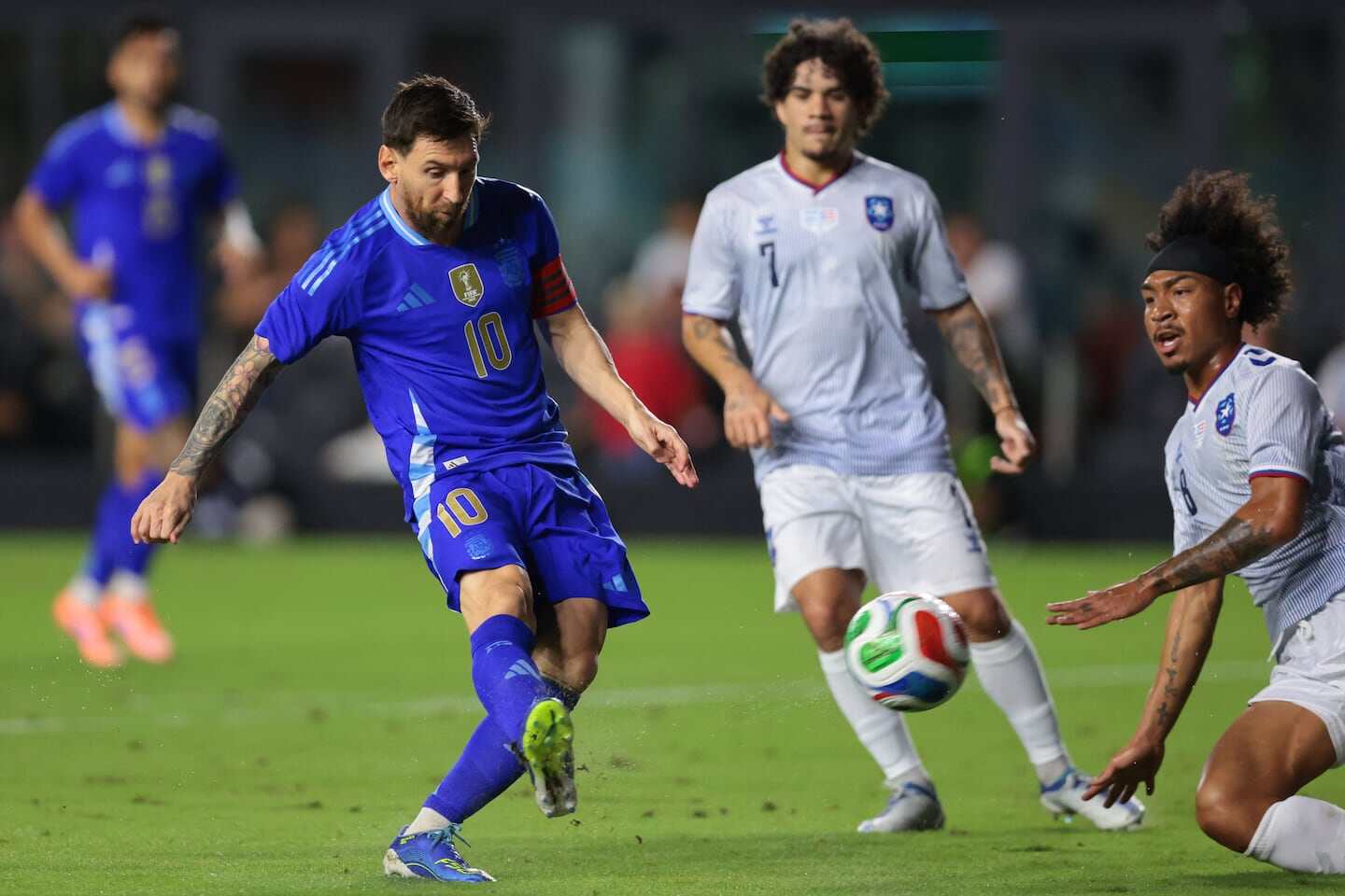 Lionel Messi disparando el balón durante un partido de fútbol