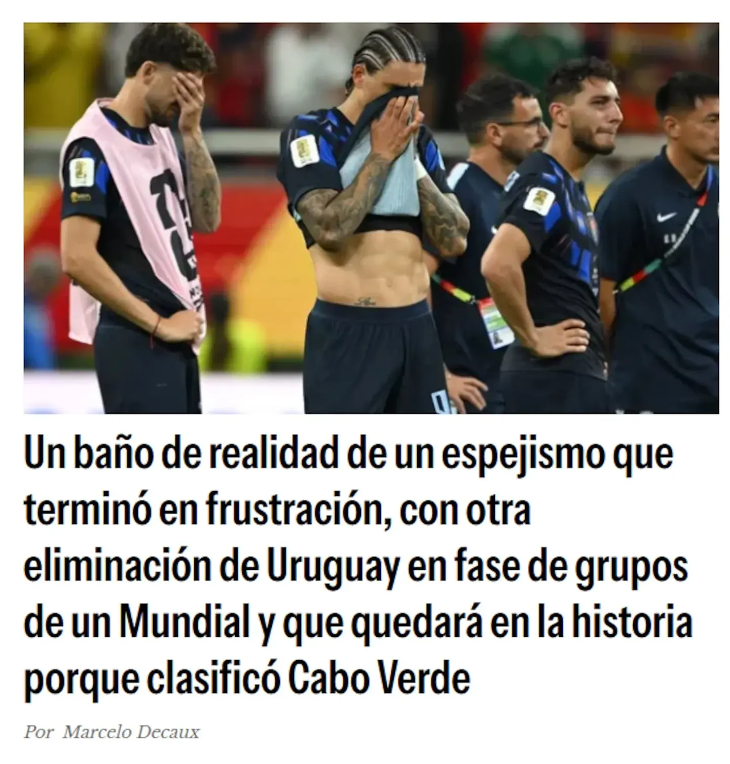 Jugadores de la selección uruguaya con expresiones de desánimo tras la eliminación del Mundial 2026