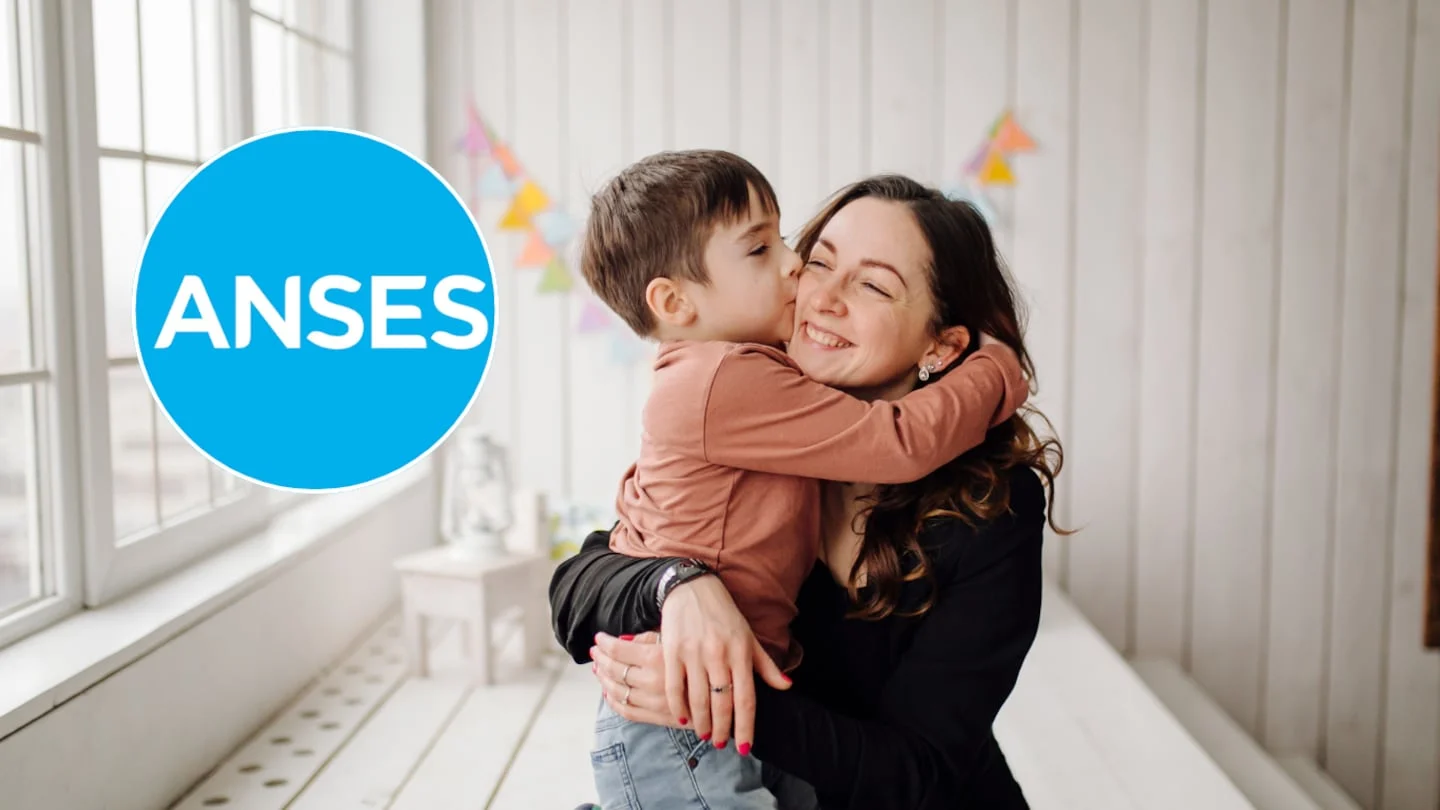 Mujer sonriente abrazando a un niño en un ambiente acogedor con el logo de ANSES
