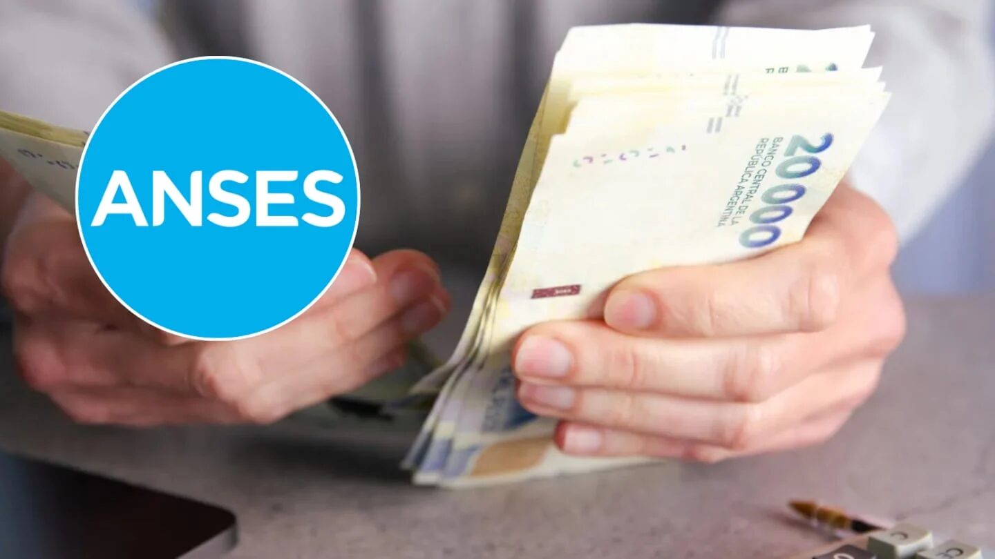 Persona contando billetes de 20,000 pesos con el logo de ANSES en la esquina