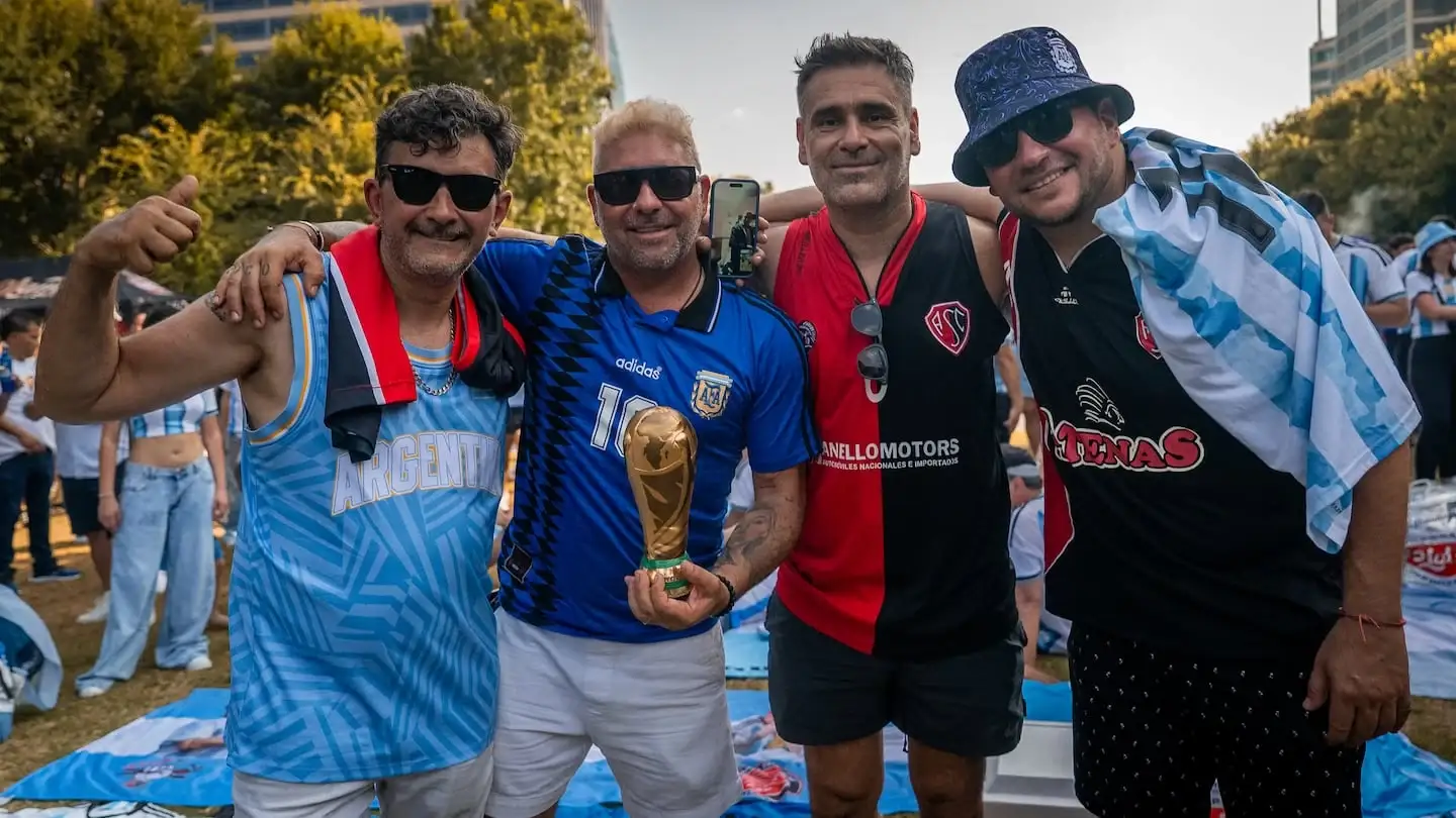 Cuatro amigos mendocinos posando juntos con la copa del Mundial en Dallas