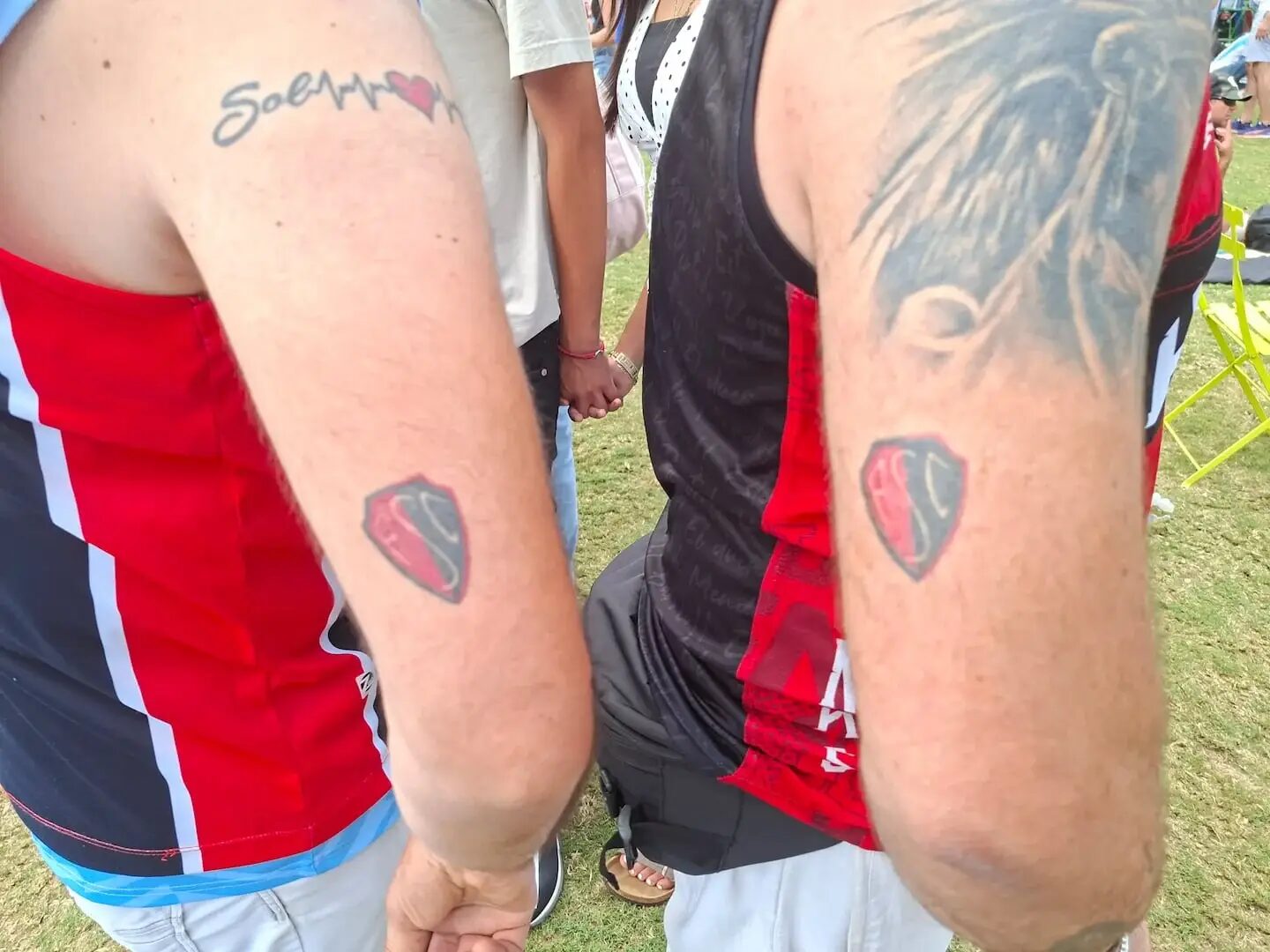 Tatuajes de la Selección argentina en los brazos de dos amigos en el Mundial en Dallas