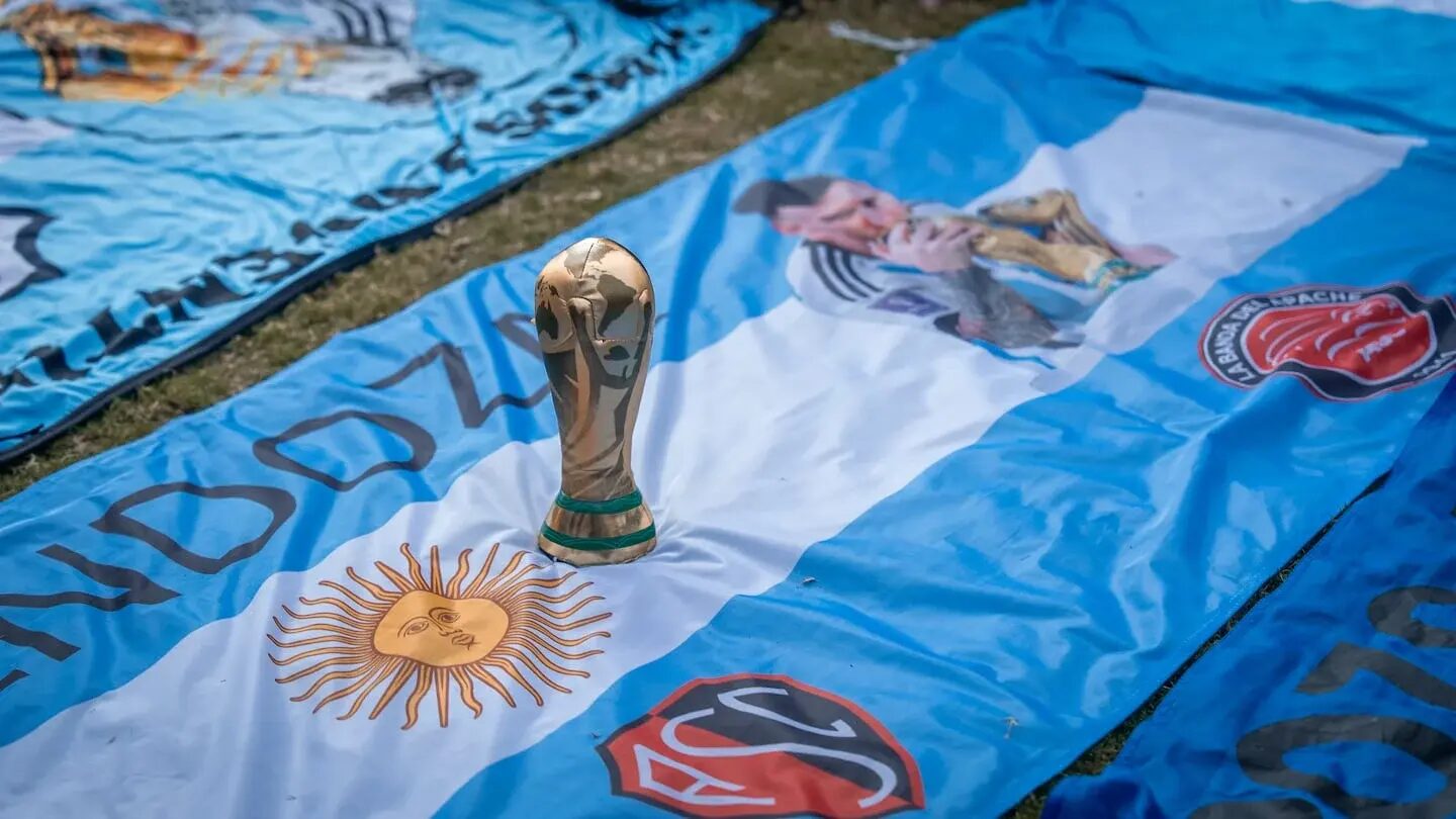 Trofeo de la Copa del Mundo sobre una bandera argentina en un encuentro de amigos en Dallas