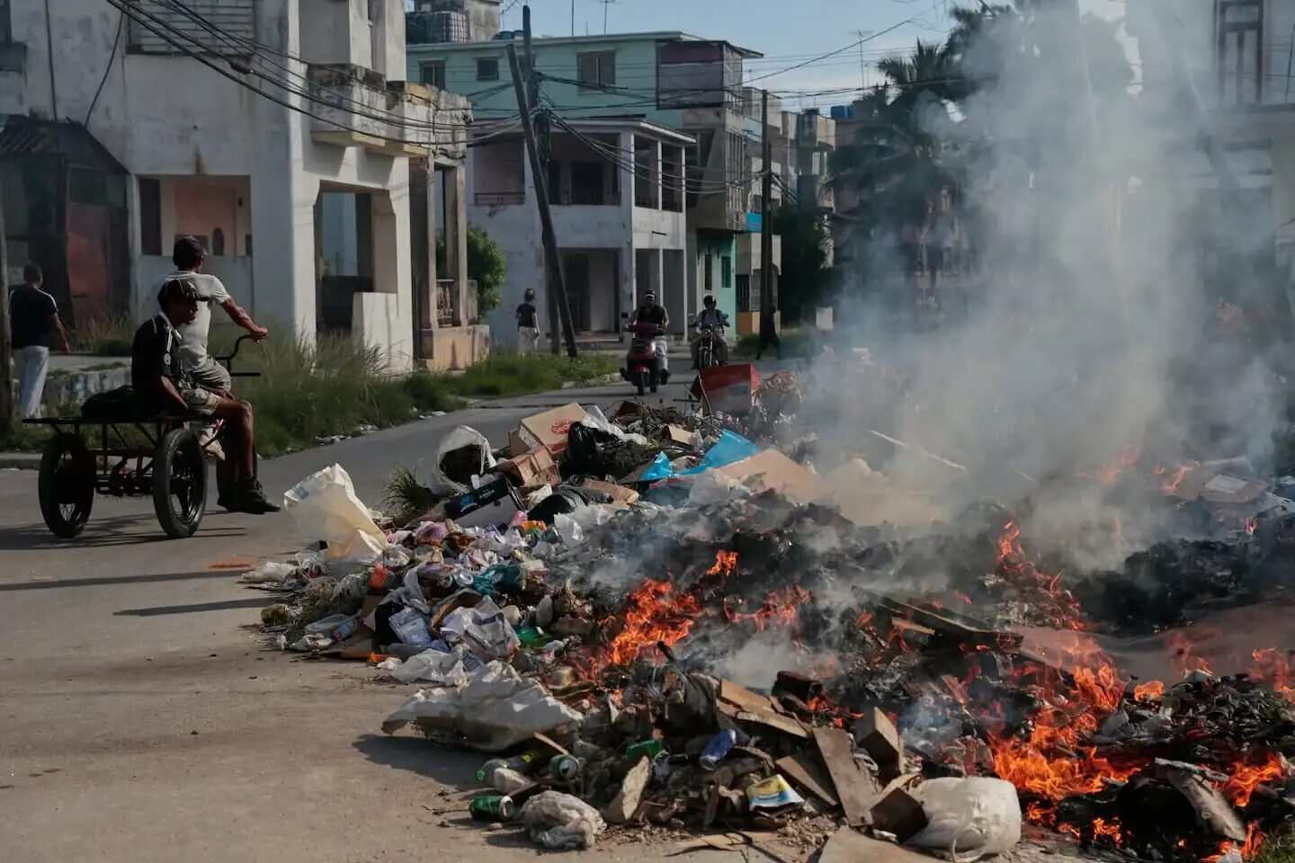 Montón de basura ardiendo en una calle de Cuba
