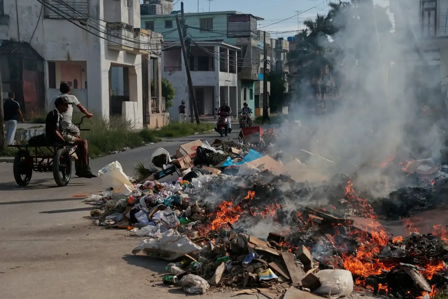 Montón de basura ardiendo en una calle de Cuba