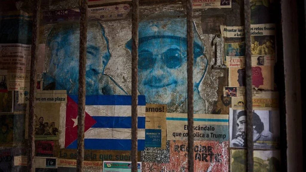 Imagen de la Revolución cubana con un fondo de La Habana