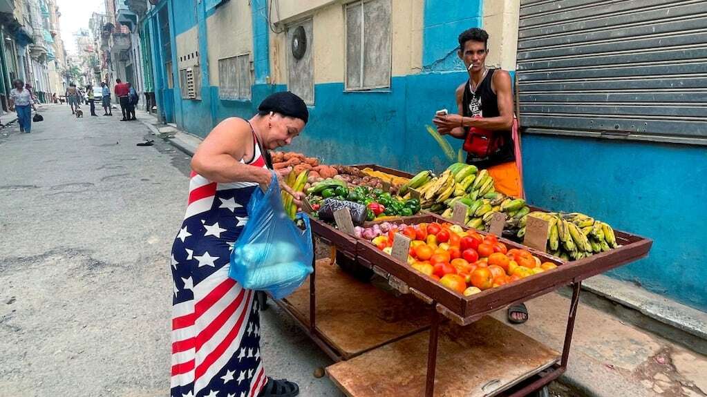 Una mujer compra frutas en La Habana, Cuba