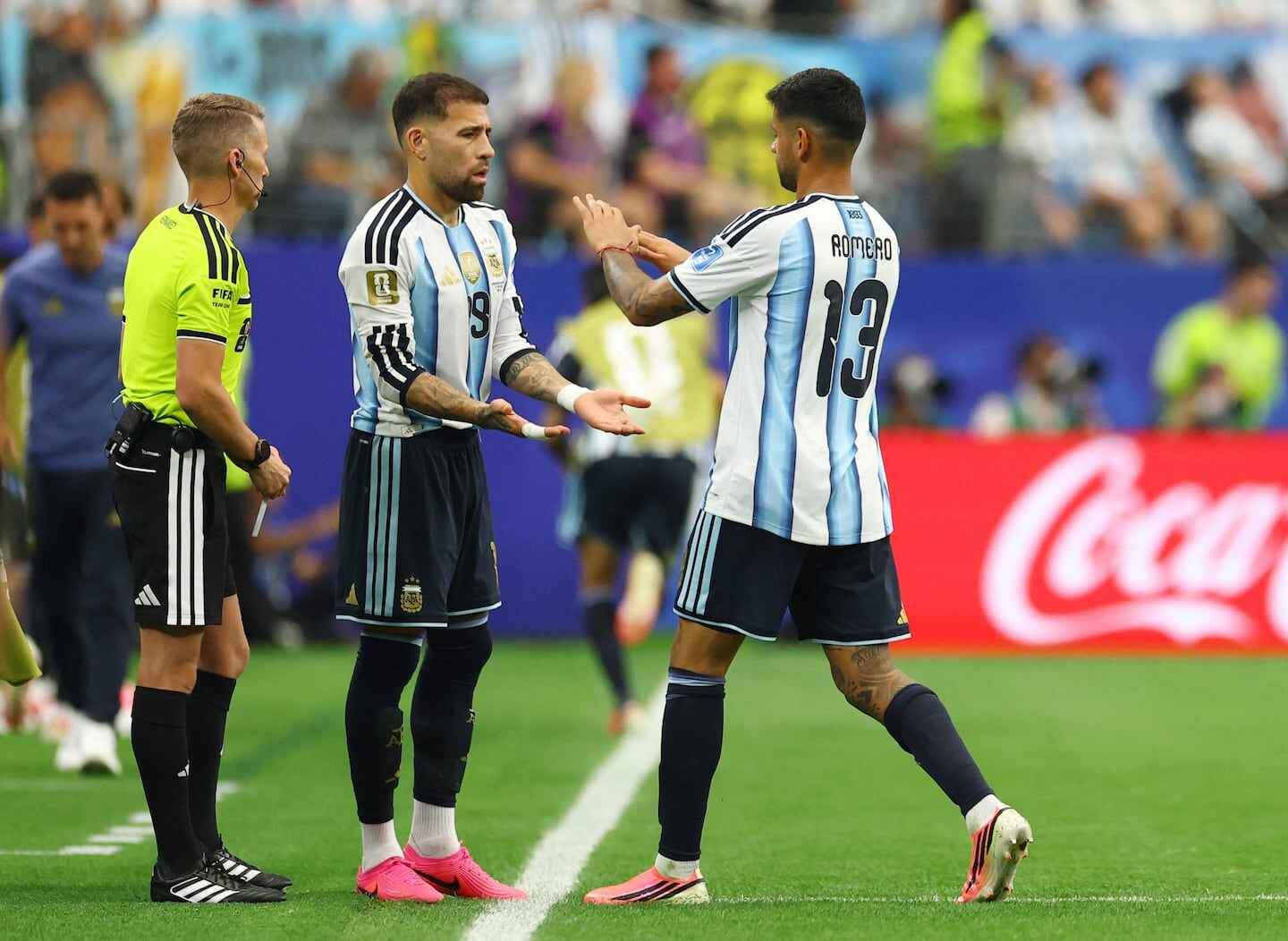 Cuti Romero siendo reemplazado durante un partido de la Selección Argentina