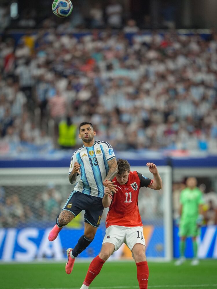 Cuti Romero en acción durante el partido contra Austria, saltando para disputar el balón