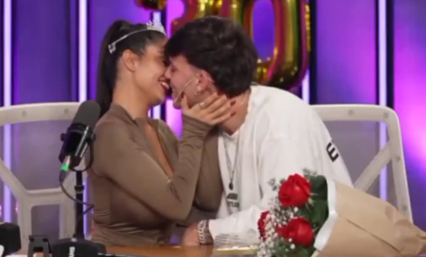 Daniela Celis y Nick Sicaro compartiendo un momento íntimo en un programa de televisión