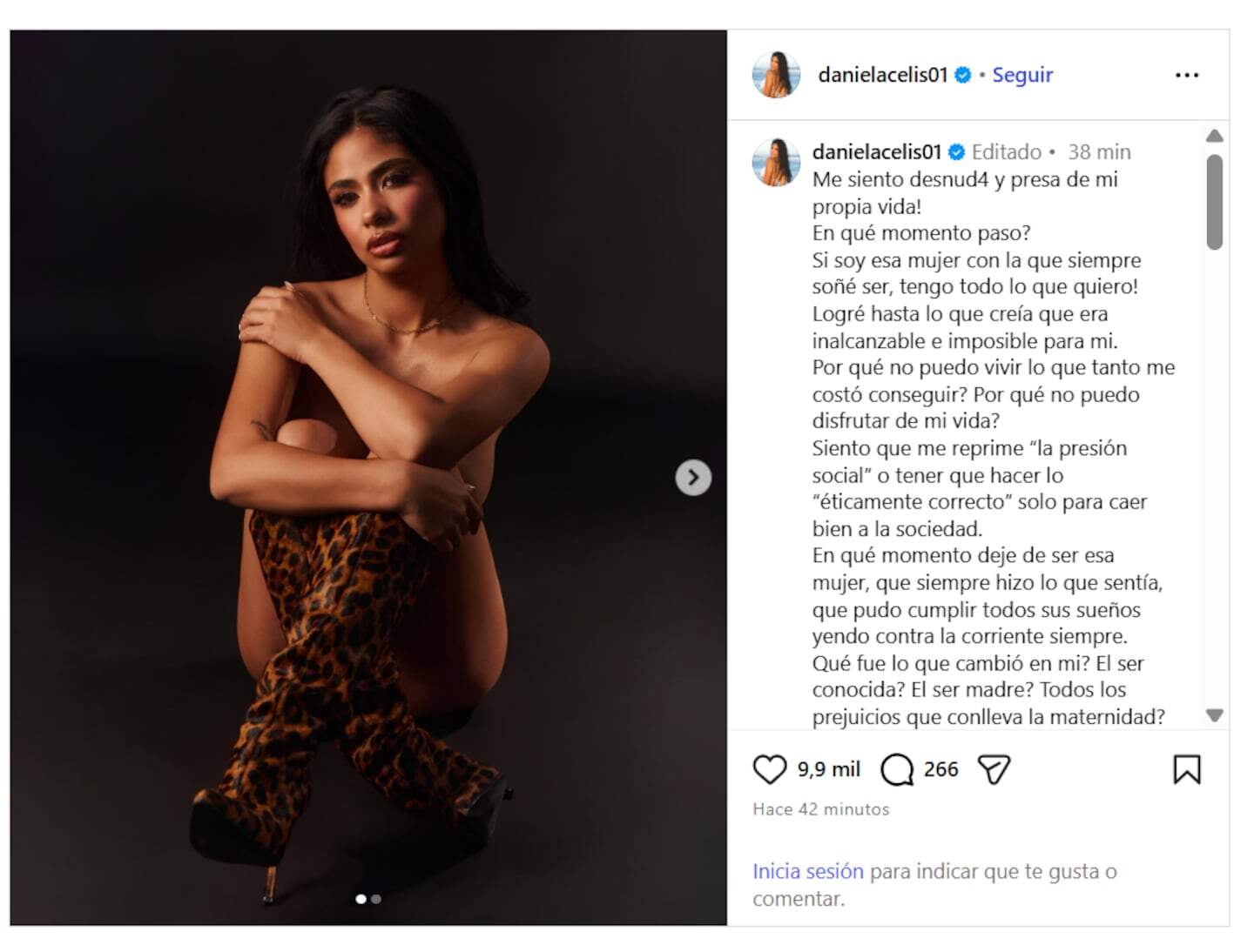 Daniela Celis posando con botas de leopardo en un fondo oscuro
