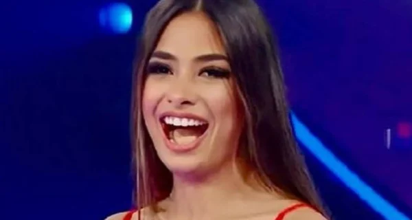 Daniela Celis posando en topless en Instagram
