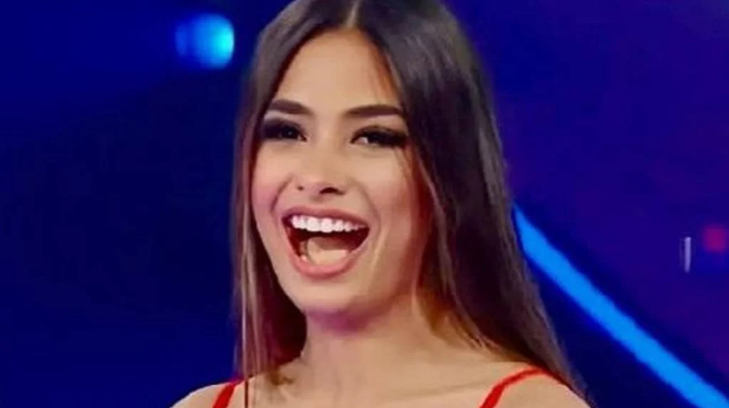 Daniela Celis posando en topless en Instagram