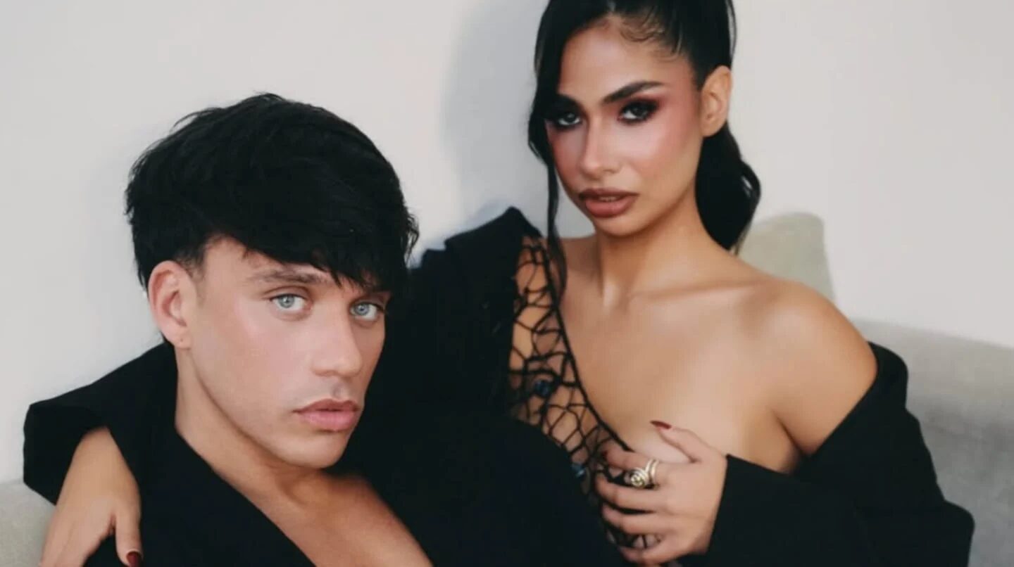 Daniela Celis posando en topless junto a un hombre con mirada intensa